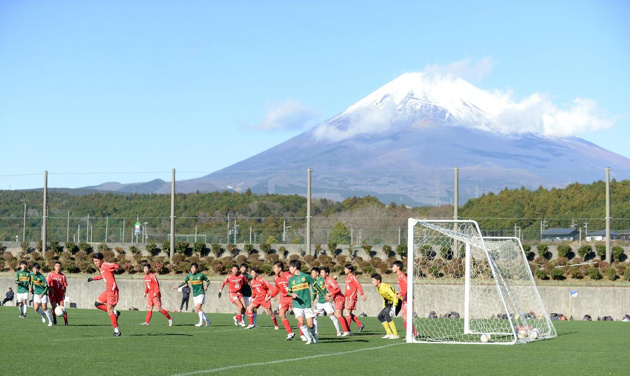 富士山を望むピッチで大会前最後の実戦を行った静岡学園の選手たち