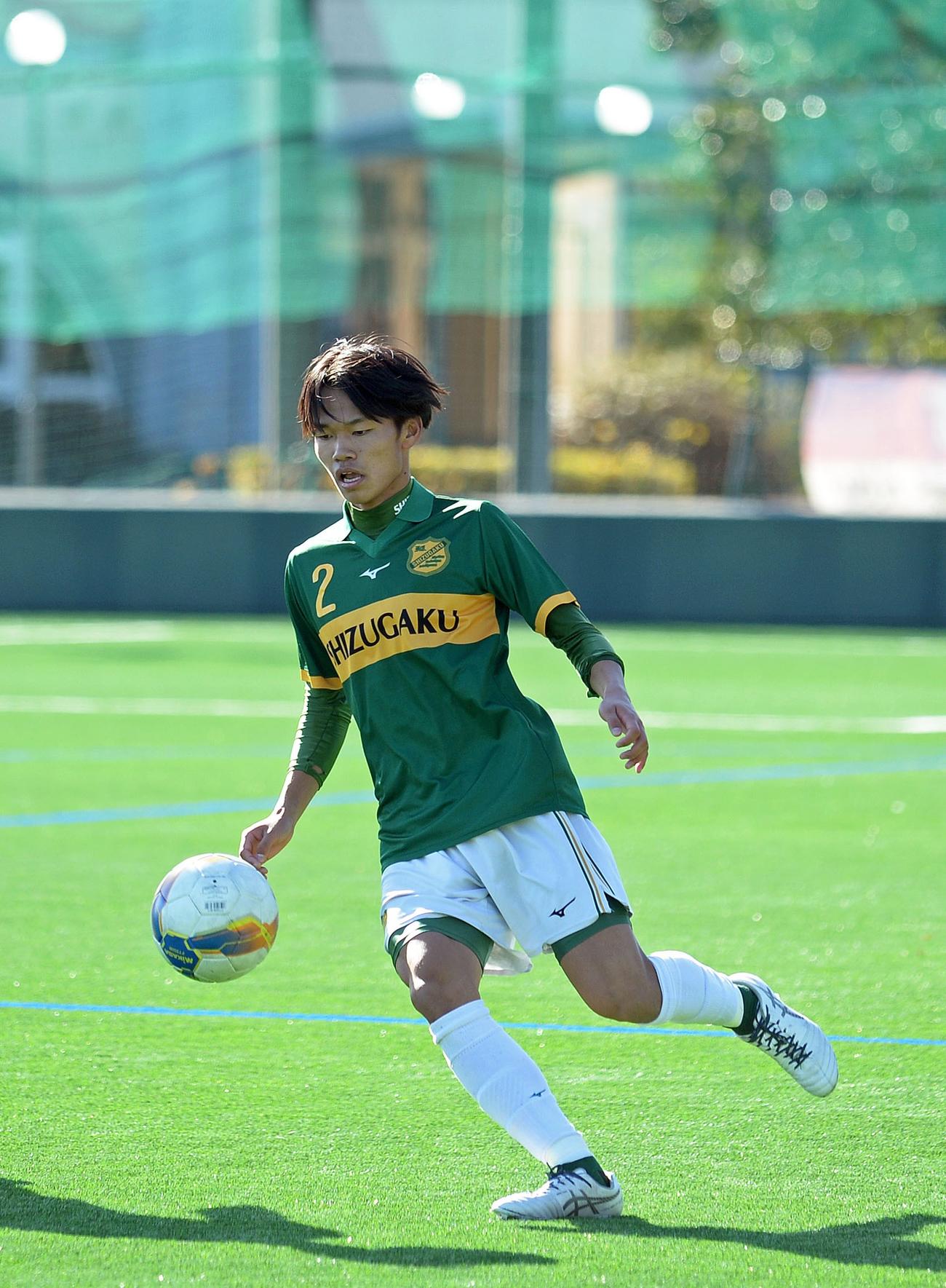 浮き球をコントロールする静岡学園DF提坂