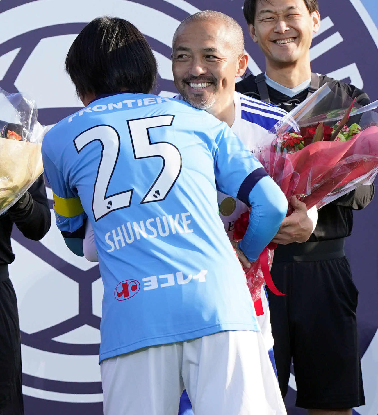 中村俊輔氏から花束を贈られる今季引退した小野伸二氏（撮影・たえ見朱実）