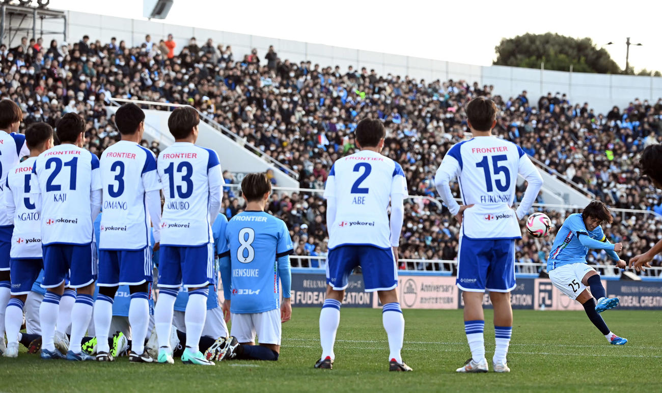 YOKOHAMA FC FRIENDS対J－DREAMS　前半、得意のFKでゴールを決めハットトリックを達成する中村氏（撮影・たえ見朱実）