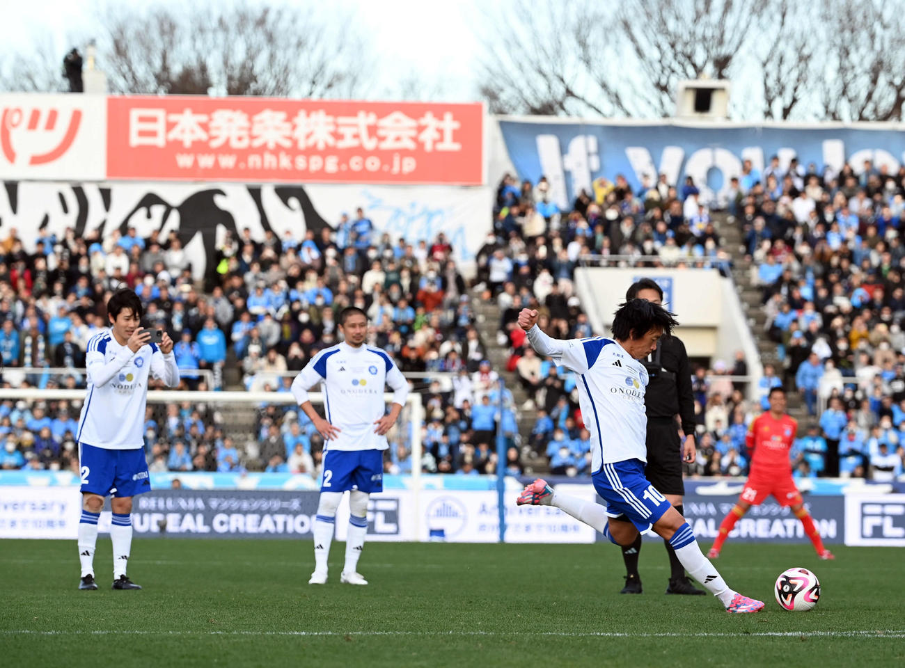YOKOHAMA FC FRIENDS対J－DREAMS　後半、FKでゴールを決める中村氏。左はスマホで撮影する内田氏（撮影・たえ見朱実）