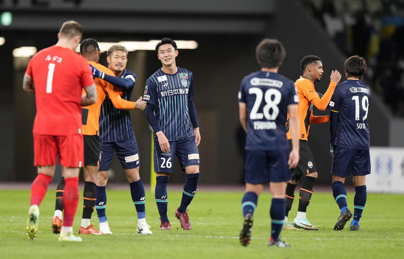 ウクライナ復興支援の慈善試合で引き分け、健闘をたたえ合うJ1福岡、シャフタル・ドネツクの両チームの選手たち（共同）
