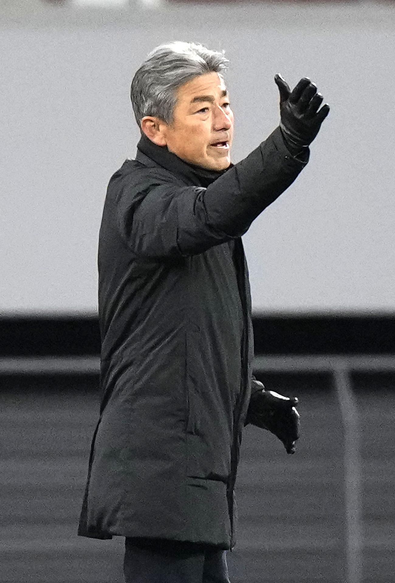 福岡―シャフタル・ドネツク　前半、指示を出す福岡・長谷部監督（共同）