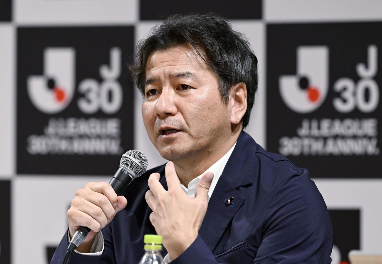 理事会終了後、記者会見するJリーグの野々村芳和チェアマン（共同）