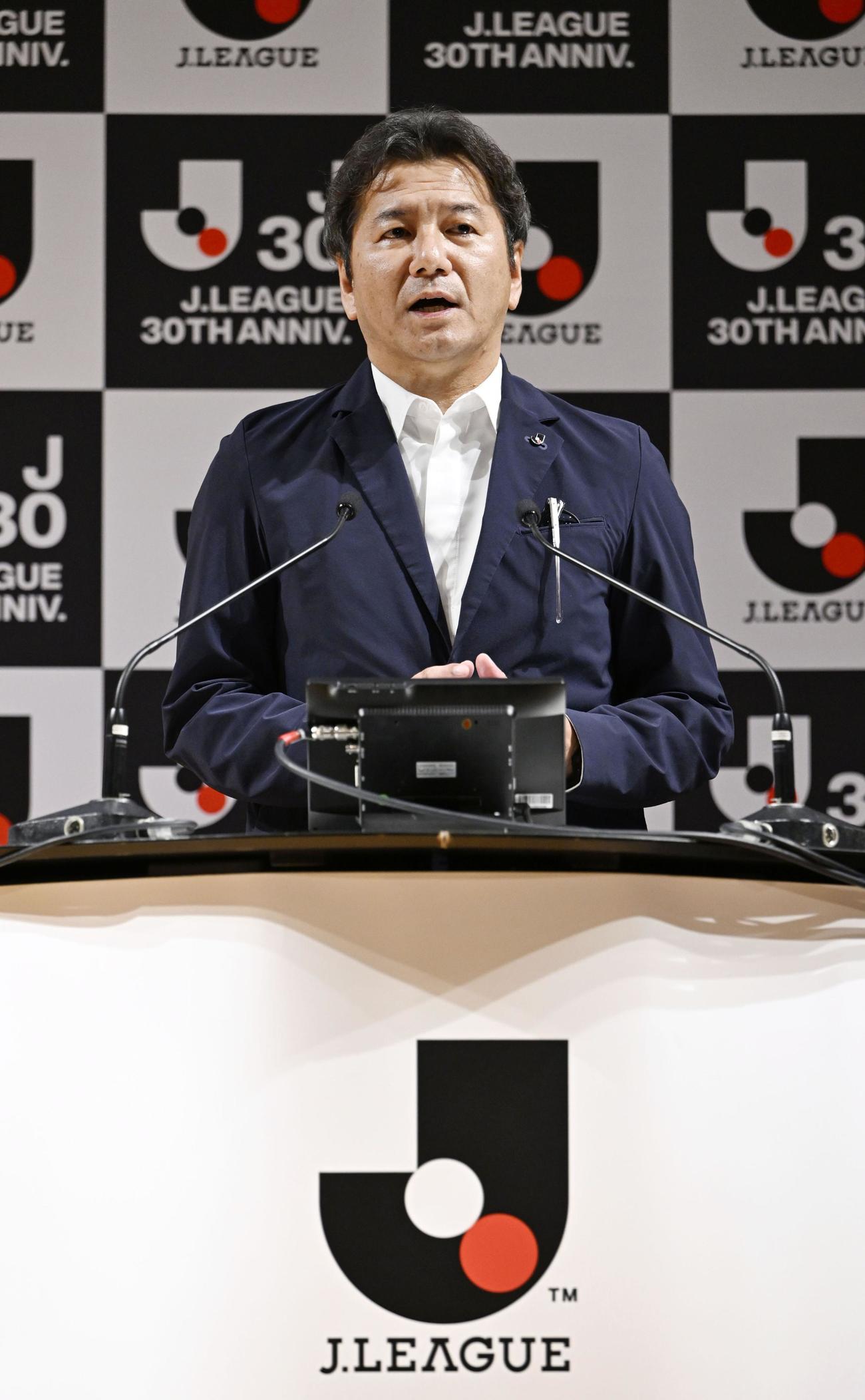 理事会終了後、記者会見するJリーグの野々村芳和チェアマン（共同）