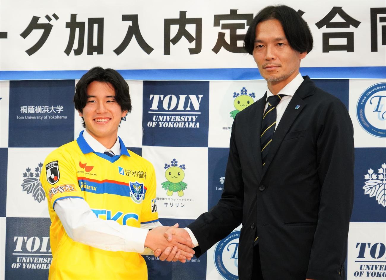 桐蔭横浜大のJクラブ内定者会見に出席した栃木SC内定の井出真太郎（左）と高杉亮太スカウト（撮影・佐藤成）