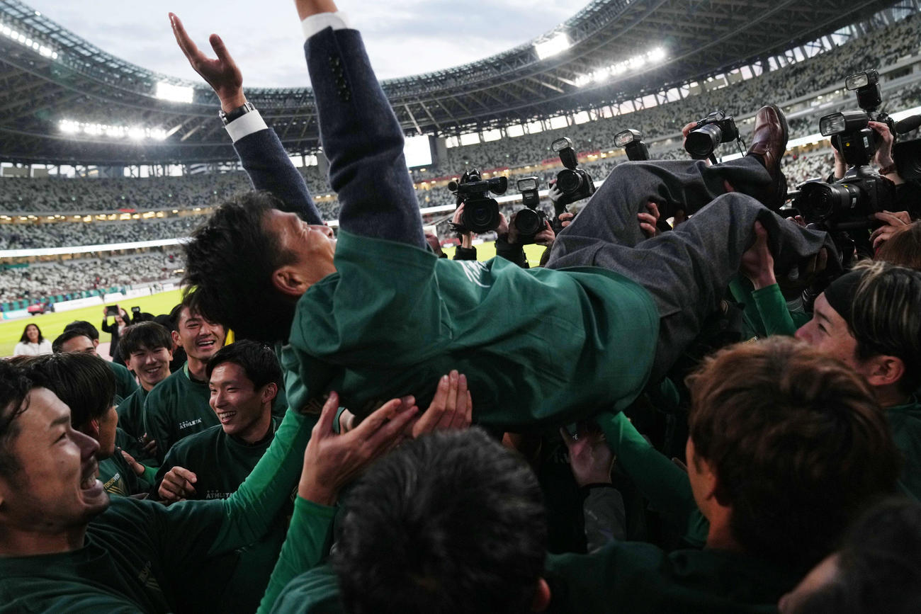 東京V対清水　16年ぶりにJ1復帰を決め胴上げされる城福監督（2023年12月2日撮影）