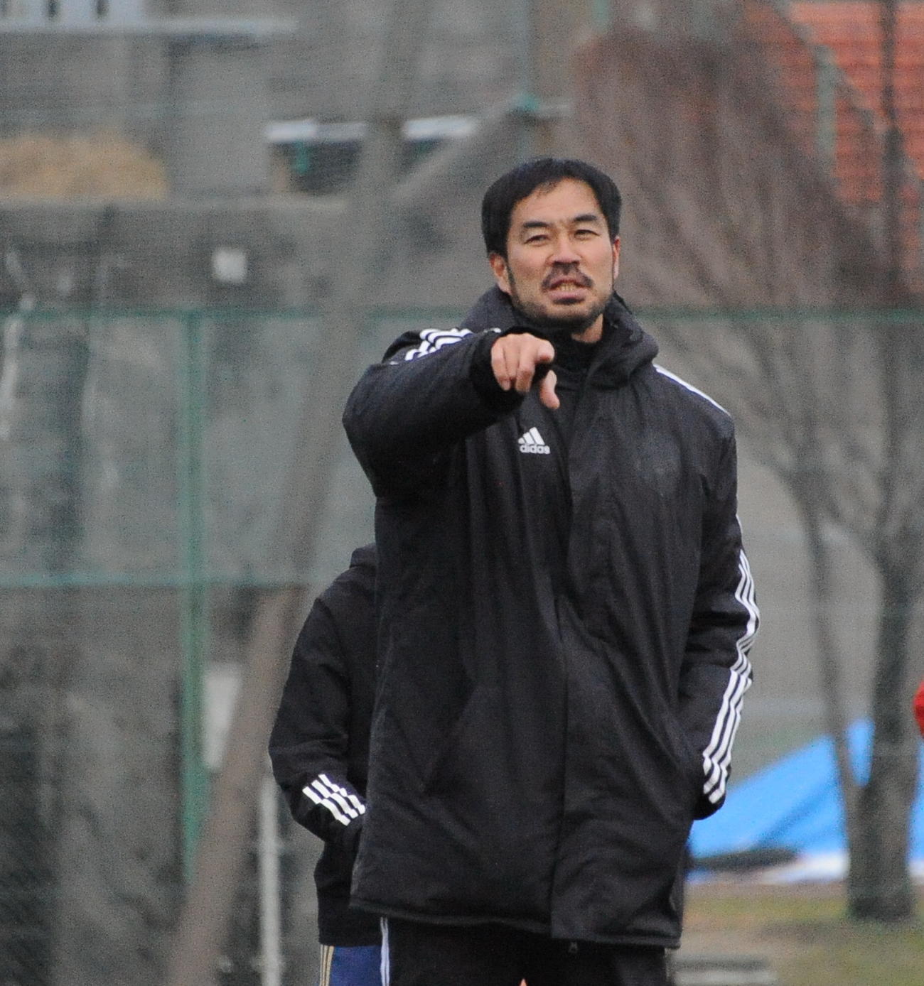 練習で指示を出す新潟医療福祉大女子サッカー部の前田監督