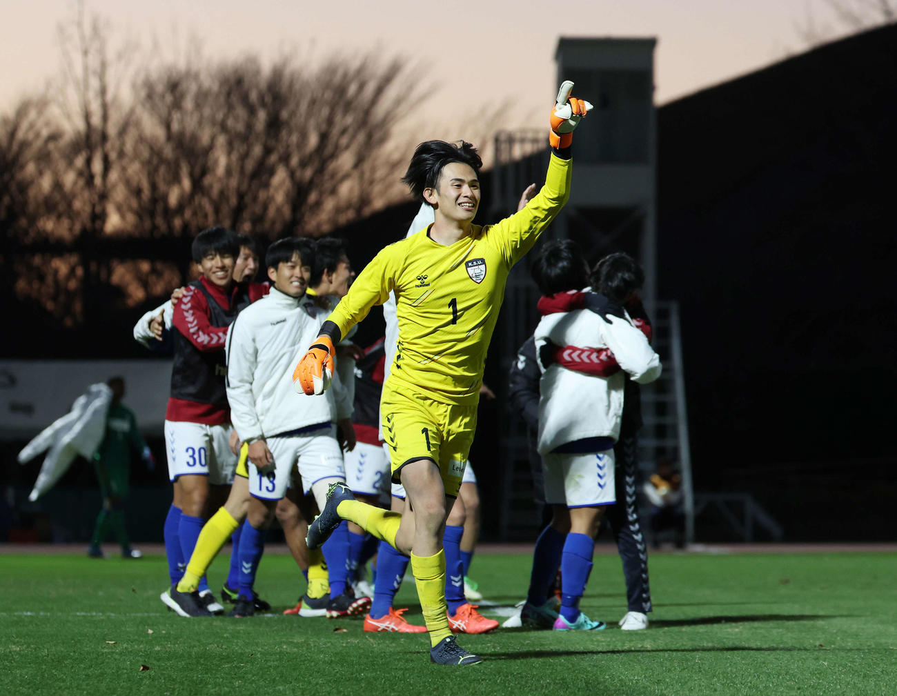 流通経大対京産大　PK戦で勝利し、走り出す京産大・GK山本（撮影・宮地輝）