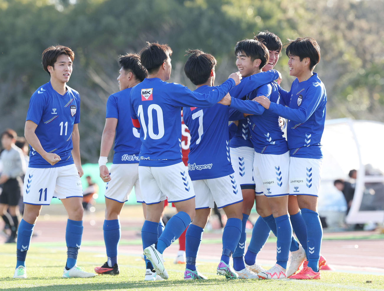 流通経大対京産大　前半、先制ゴールを決め、チームメートに祝福される京産大・松永（右から3人目）（撮影・宮地輝）