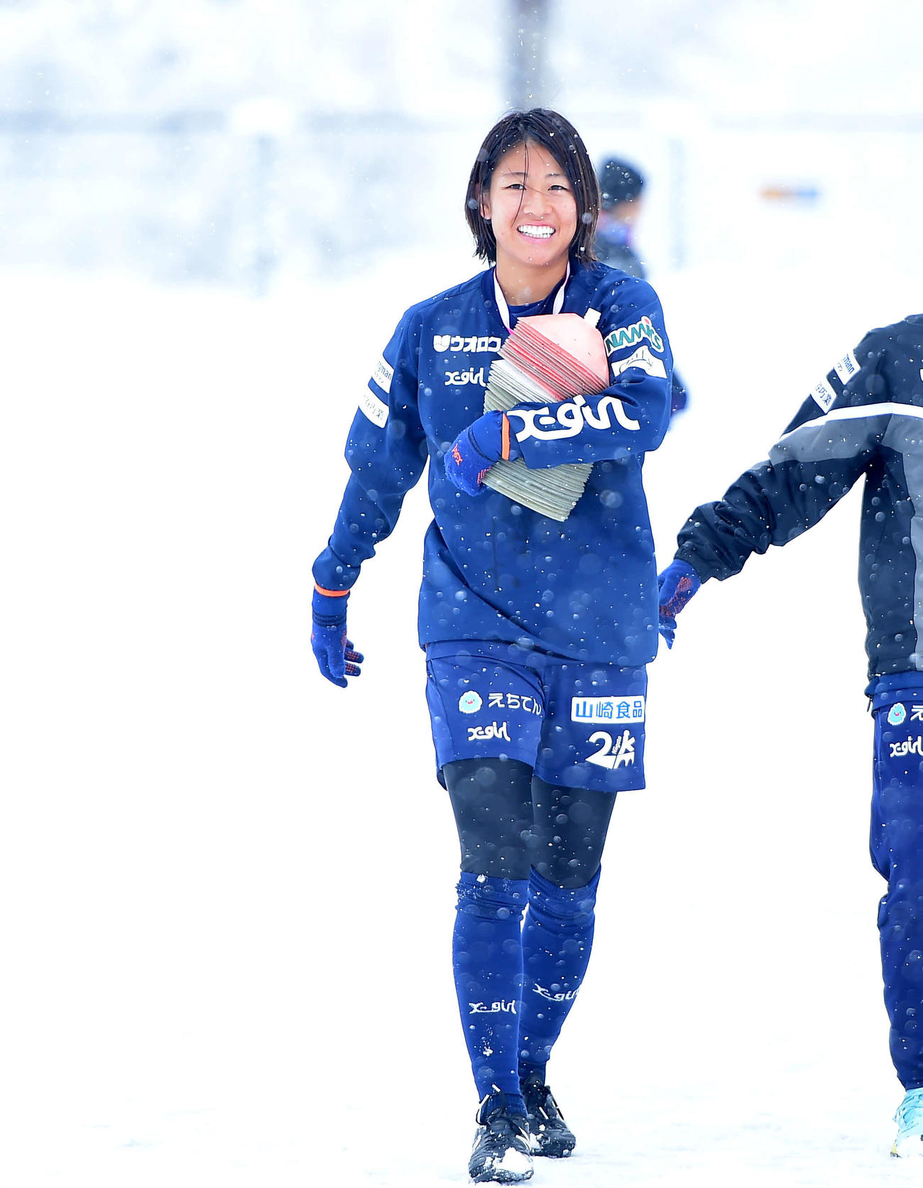 笑顔を見せる新潟レディース石淵