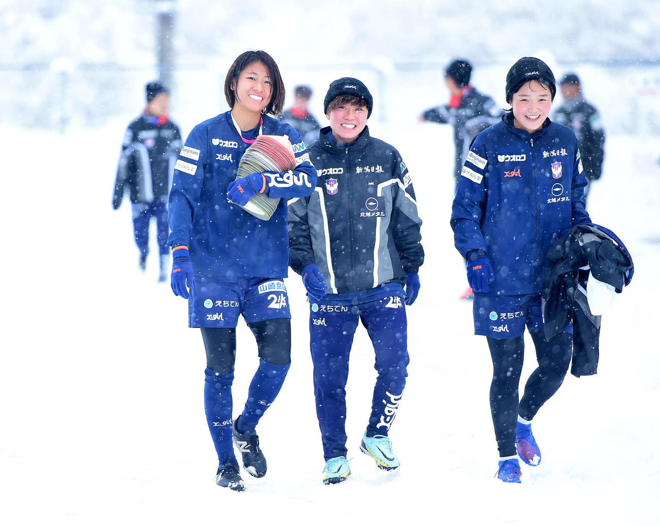 笑顔を見せる新潟レディース石淵（左）