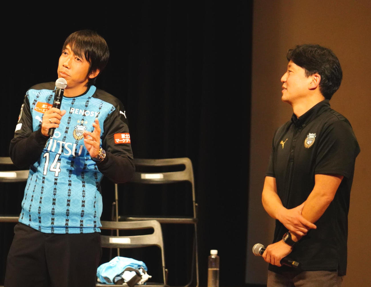 トークイベント「アマトーーク　FINAL」に出席した中村憲剛氏（左）と川崎フロンターレプロモーション部の天野春果氏（撮影・佐藤成）