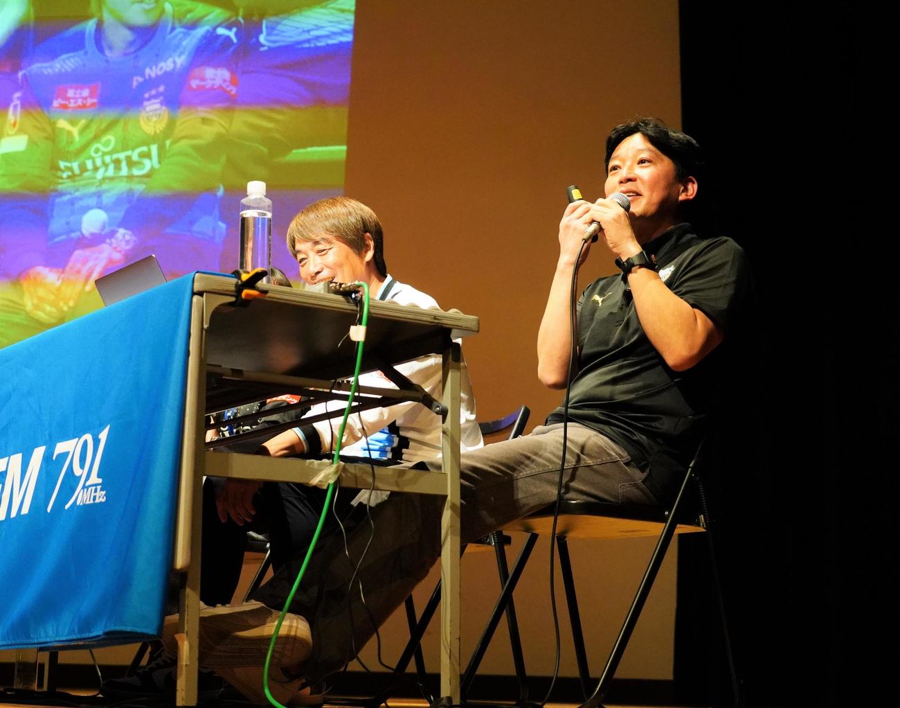トークイベント「アマトーーク　FINAL」に出席した中西哲生氏（左）と川崎フロンターレプロモーション部の天野春果氏（撮影・佐藤成）