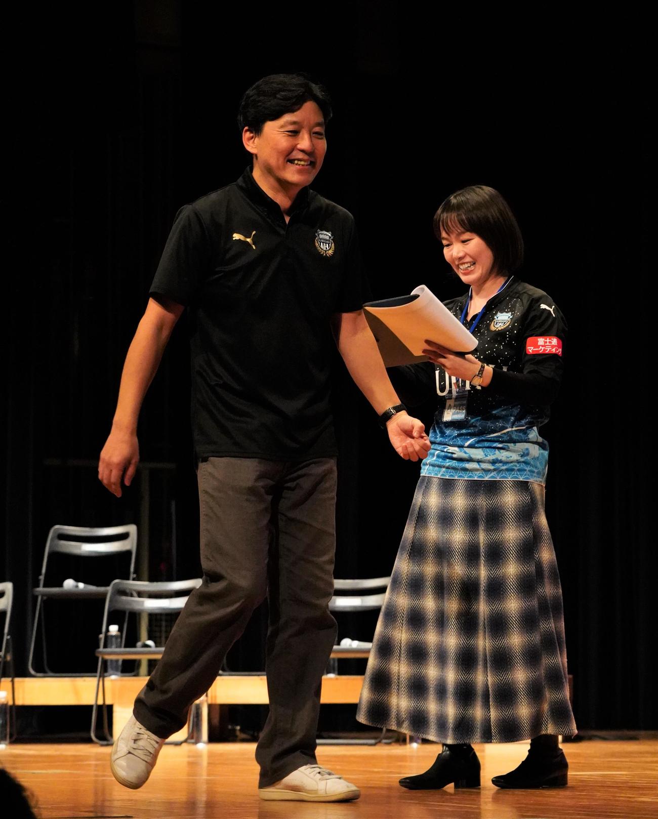 トークイベント「アマトーーク　FINAL」を行った川崎フロンターレプロモーション部の天野春果氏（左）と進行の小森すみ恵氏（撮影・佐藤成）