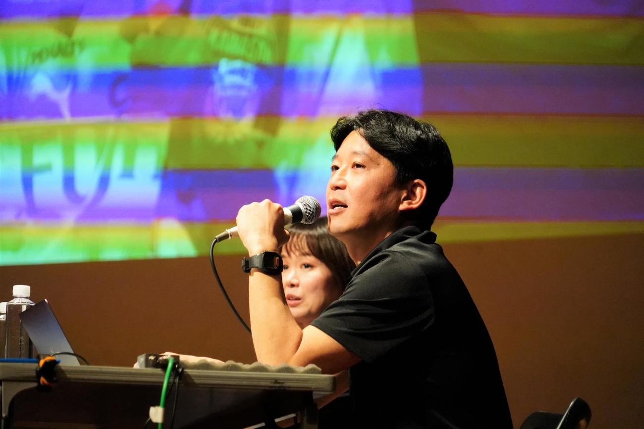トークイベント「アマトーーク　FINAL」を行った川崎フロンターレプロモーション部の天野春果氏（撮影・佐藤成）