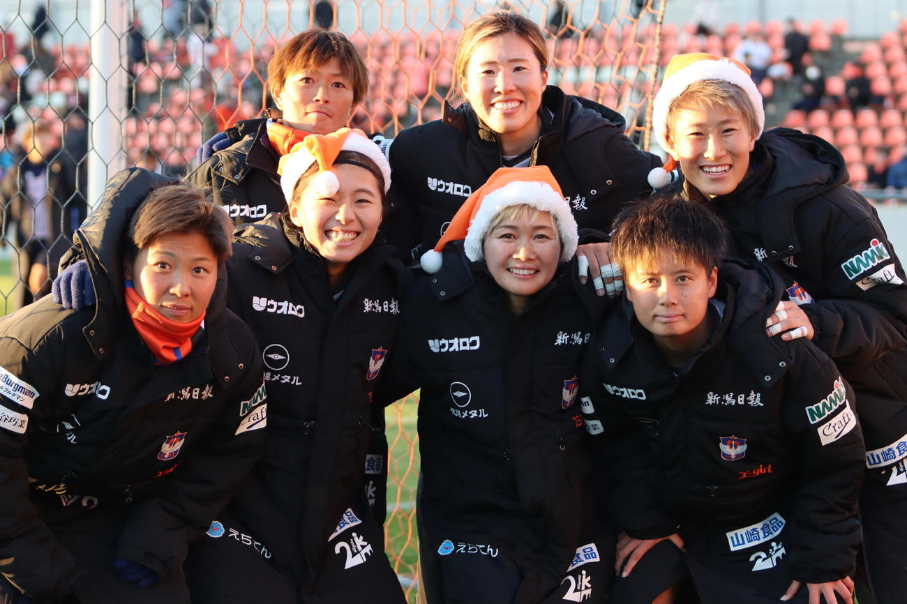 サンタクロースの帽子をかぶって勝利を喜ぶ新潟レディースのメンバー（アルビレックス新潟レディース提供）