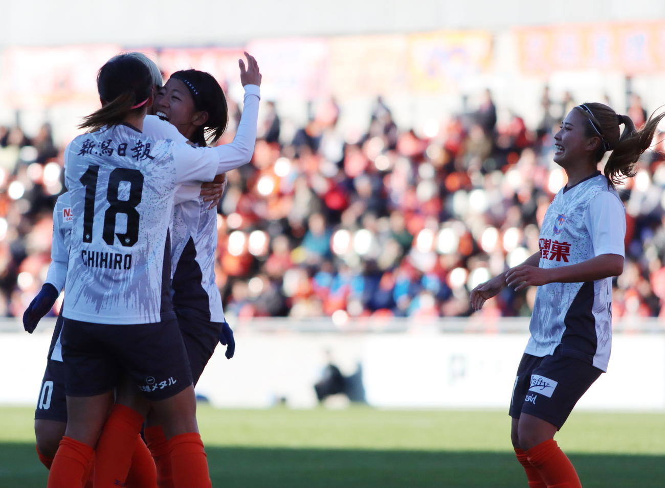 前半16分に先制点を決めた石淵（右から2人目）をチームメートが祝福する（アルビレックス新潟レディース提供）