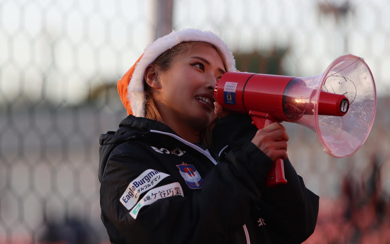 サンタクロースの帽子をかぶった滝川が新潟サポーターと勝利を喜ぶ（アルビレックス新潟レディース提供）