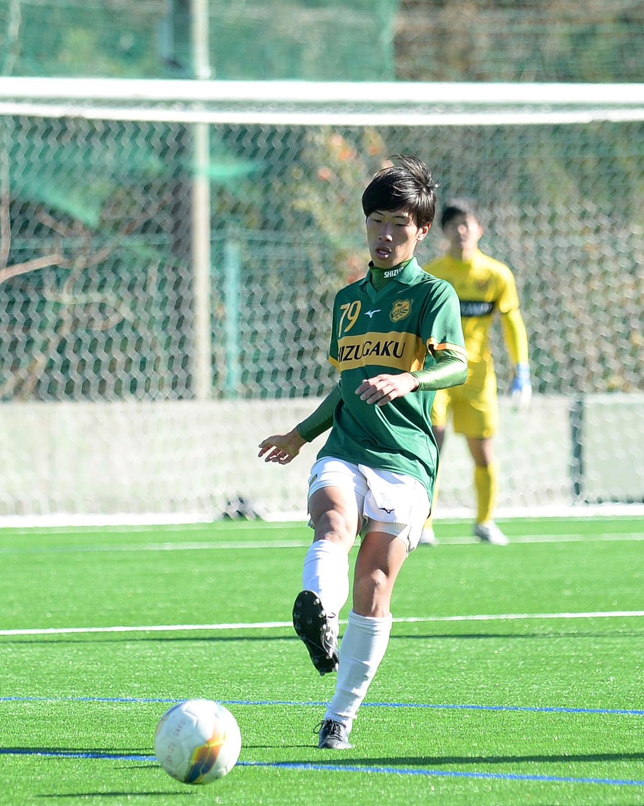守備的なボランチを担う静岡学園MF桾沢