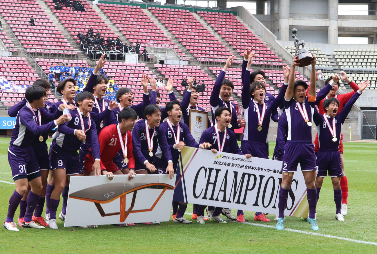 3大会ぶり4度目の頂点に立ち喜びを分かち合う明大イレブン