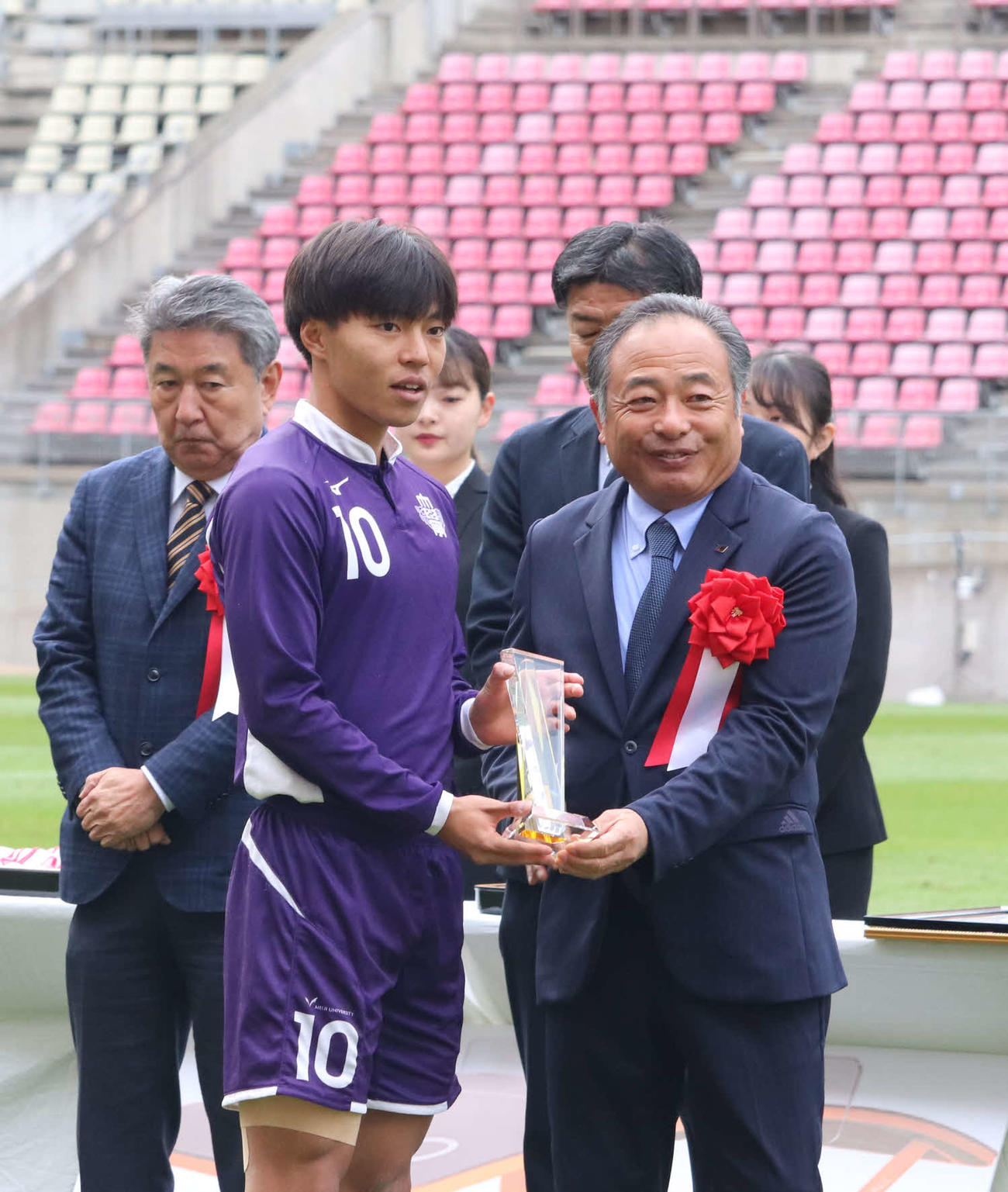 最優秀選手に輝いた明大FW中村草太はトロフィーを受け取る