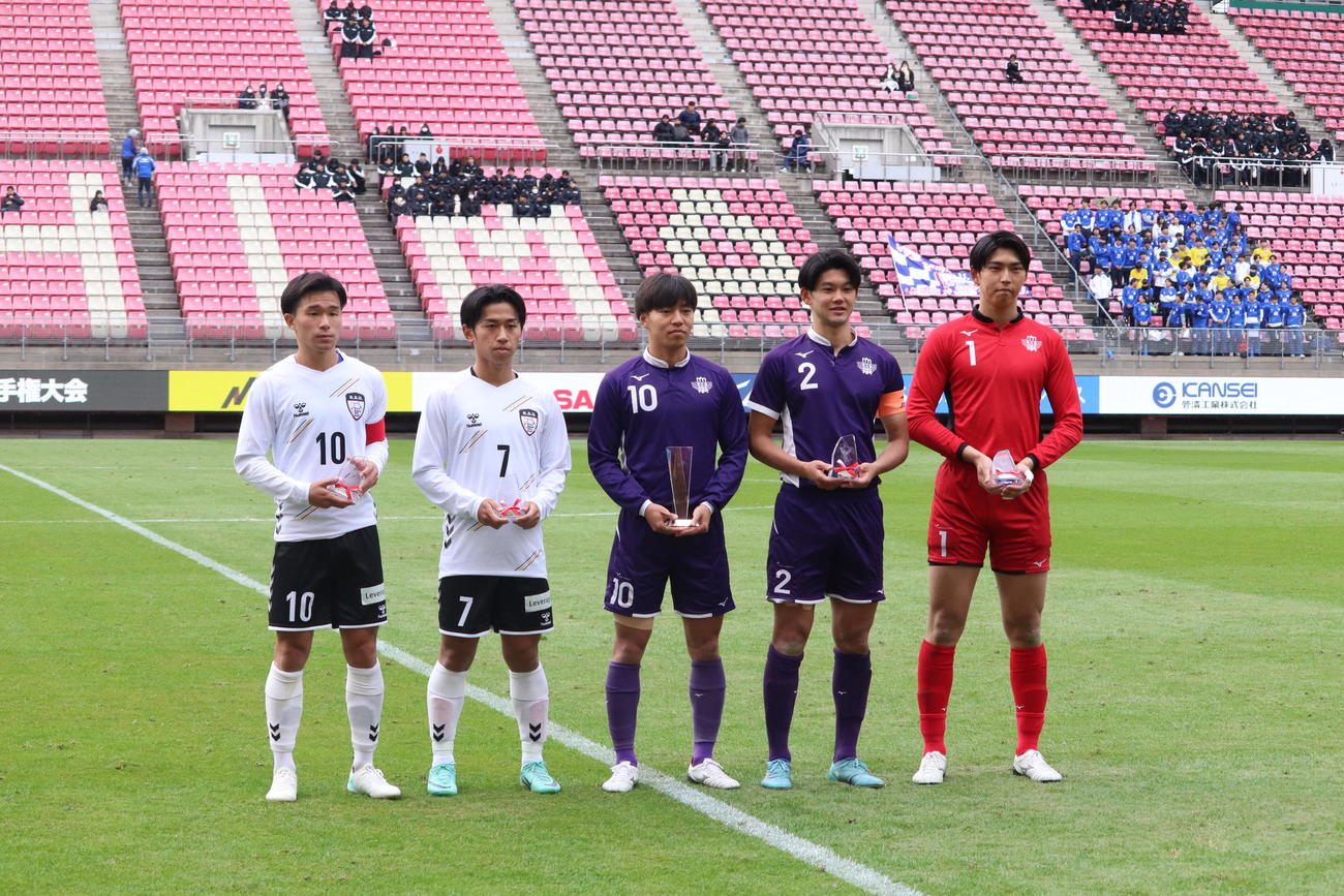 表彰を受けた（左から）ベストFWの京産大・食野壮磨、ベストMFの京産大・福井和樹、最優秀選手の明大・中村草太、ベストDFの明大・井上樹、ベストGKの明大・上林豪