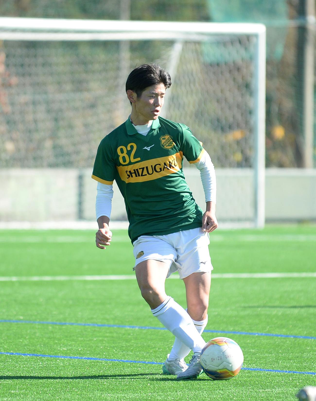 攻撃参加を得意とする静岡学園DF中村奏