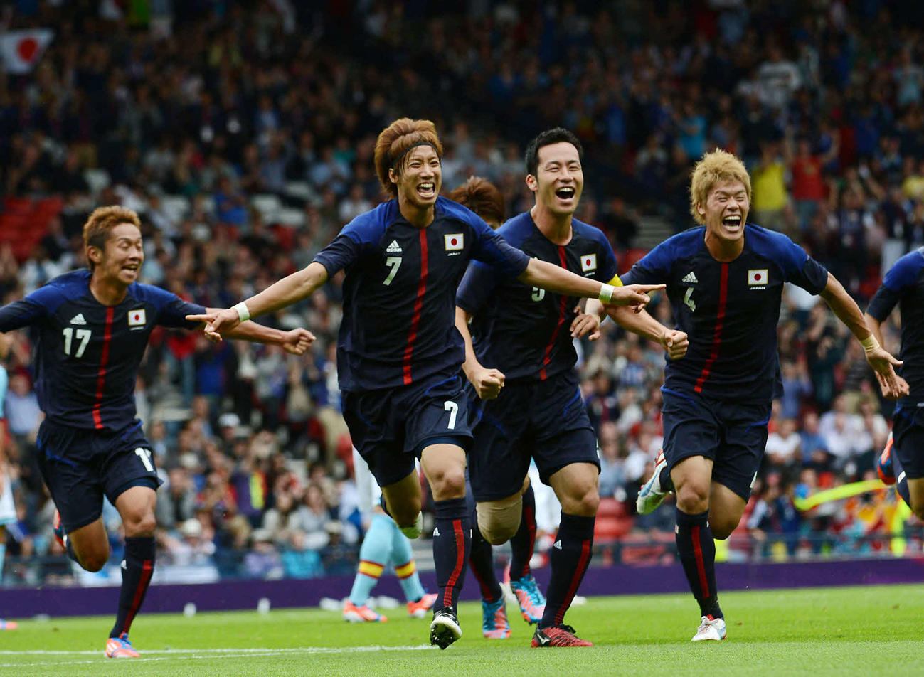 ロンドン五輪サッカー男子1次リーグ　日本対スペイン　前半、大津（左から2人目）はゴールを決め、清武らと喜び合う（2012年7月26日撮影）
