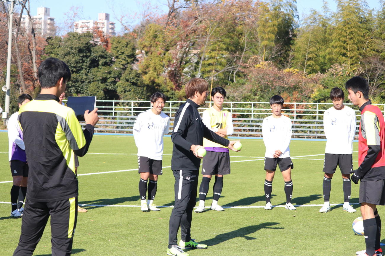 中西哲生氏（中央）からテニスボールを使ったメニューを伝授される堀越イレブン