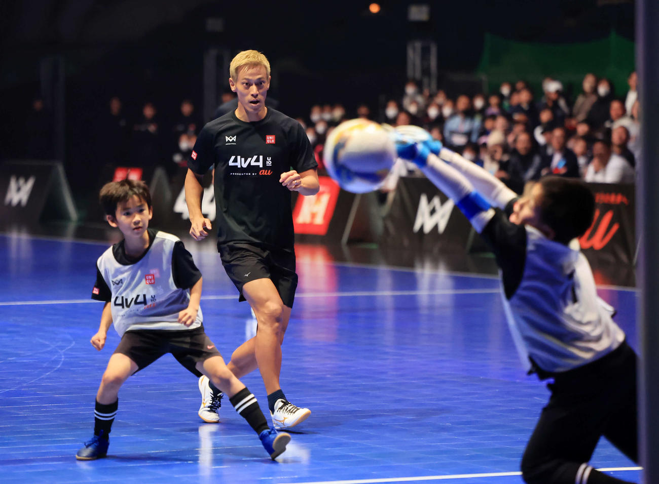 「4v4JAPANCUP U10 2023」で優勝チームとスペシャルマッチを組み、シュートを放つも阻まれる本田圭佑（中央）（撮影・浅見桂子）