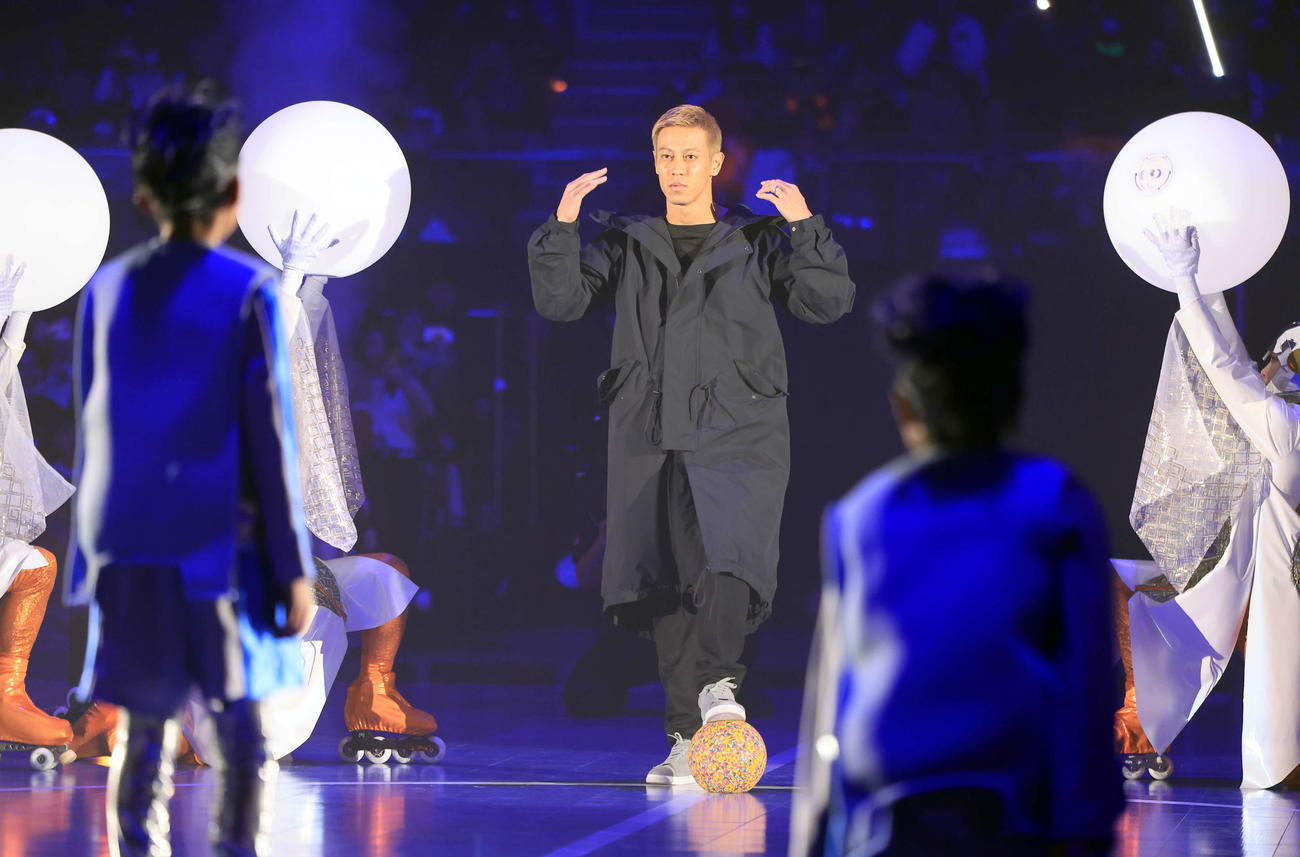 「4v4JAPANCUP U10 2023」の開会式に登場した本田圭佑（撮影・浅見桂子）