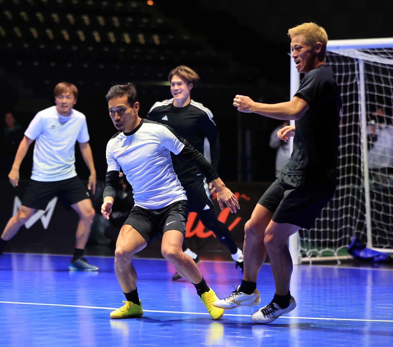 「4v4JAPANCUP U10 2023」のレジェンドのスペシャルマッチで、競り合う本田（右）と長友（撮影・浅見桂子）
