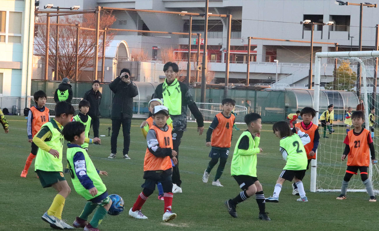 埼玉スタジアムで小学生のサッカークリニックを行った大津祐樹氏（中央）