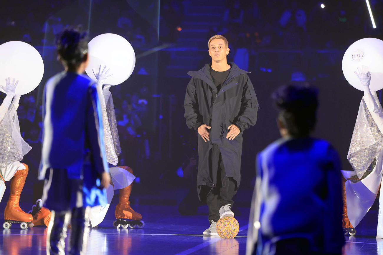「4v4JAPANCUP U10 2023」の開会式に登場した本田圭佑（撮影・浅見桂子）