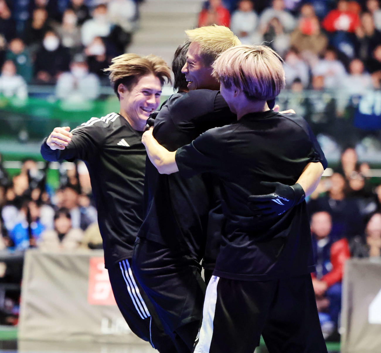 「4v4JAPANCUP U10 2023」のレジェンドのスペシャルマッチで、PK戦で勝利し、喜ぶ本田（中央）ら（撮影・浅見桂子）
