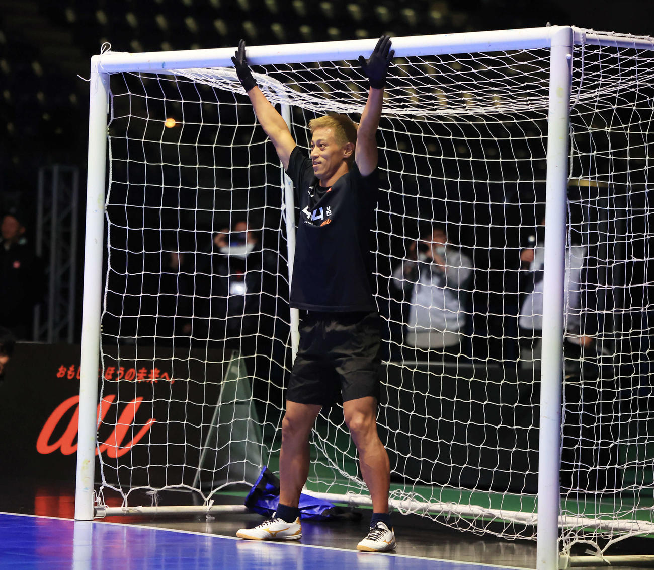 「4v4JAPANCUP U10 2023」のレジェンドのスペシャルマッチで、PK戦でGKを務める本田（撮影・浅見桂子）