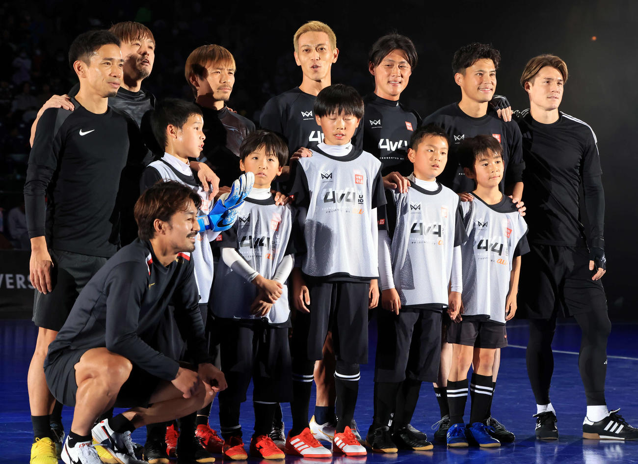 「4v4JAPANCUP U10 2023」で優勝チームとのスペシャルマッチを終えて、笑顔で記念撮影する、左手前から家長、長友、遠藤、乾、本田、李忠成氏、宮市、酒井（撮影・浅見桂子）