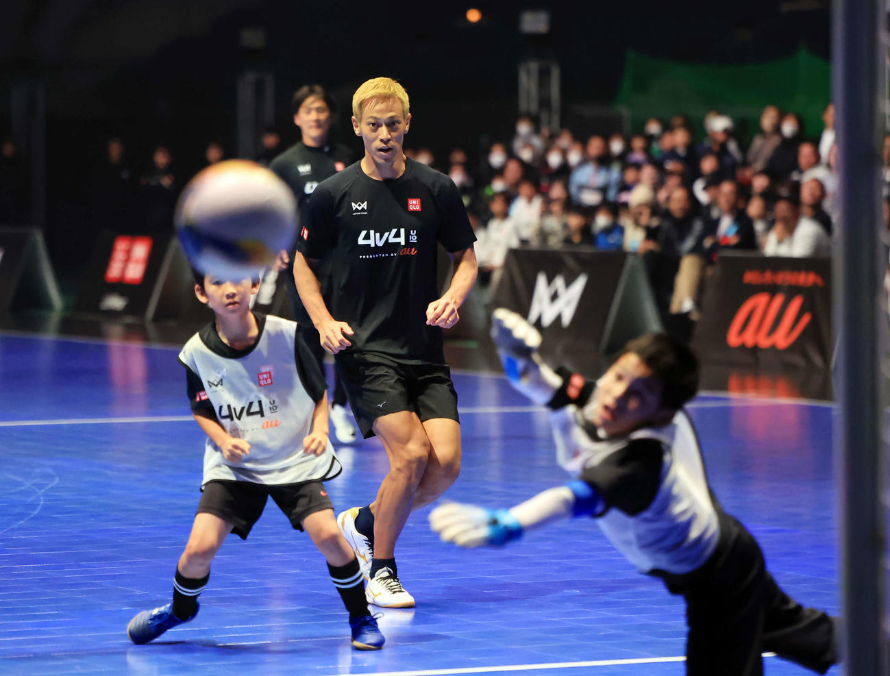 「4v4JAPANCUP U10 2023」で優勝チームとスペシャルマッチを組み、シュートを放つも阻まれる本田圭佑（中央）（撮影・浅見桂子）