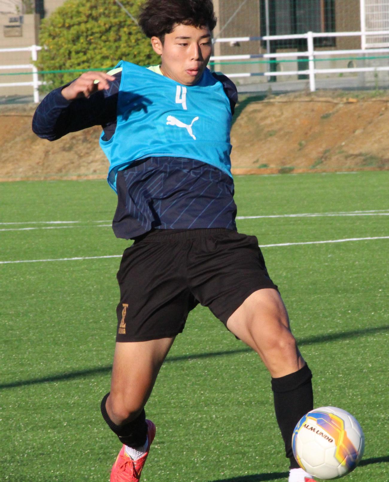 連取で激しくボールを追う飯塚主将のDF藤井葉大（23年12月14日、撮影・菊川光一）