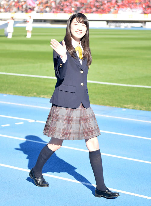第94回全国高校サッカー選手権開会式　応援マネジャーを務める永野芽郁（15年12月30日）