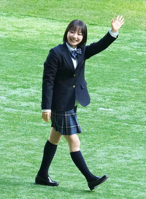 開会式で行進する応援マネージャーの藤崎ゆみあ（撮影・横山健太）