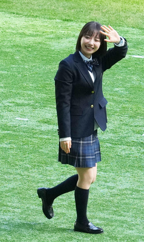 開会式で行進する応援マネージャーの藤崎ゆみあ（撮影・横山健太）