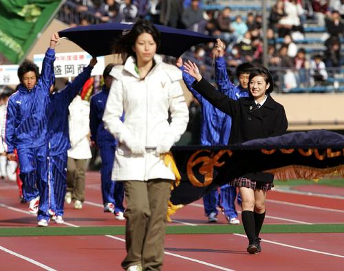 大会の３代目マネジャーとして入場行進する北乃きい（右端）（07年12月30日）