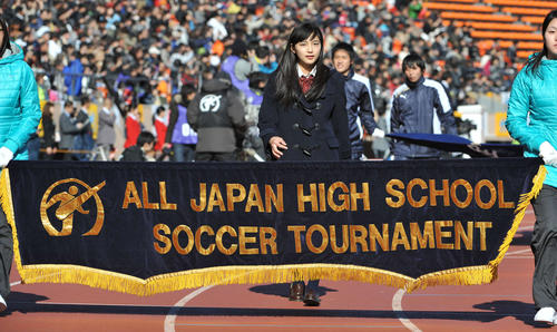 第90回全国高校サッカー選手権大会の開会式に臨む大会応援マネジャーの川口春奈（11年12月30日）