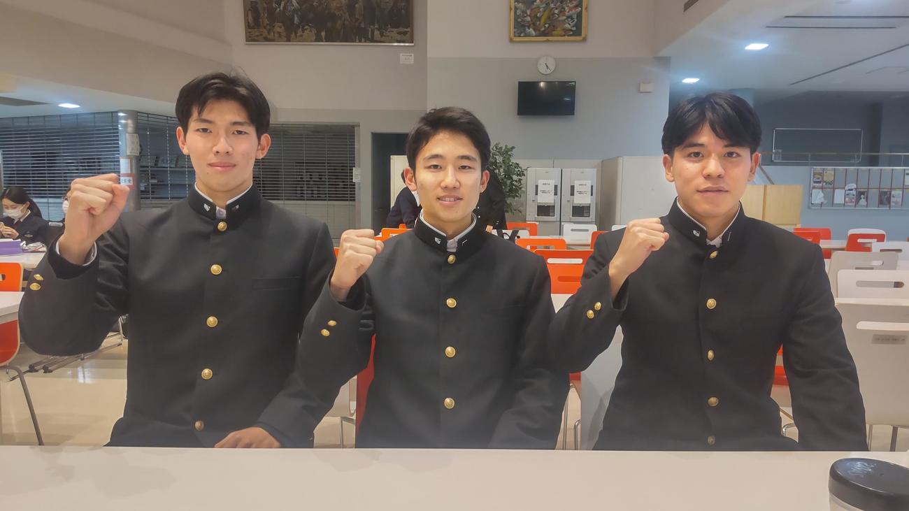 国立での開幕戦へ意気込みを語る早実の、左からDF若杉泰希、主将のMF西山礼央、FW久米遥太