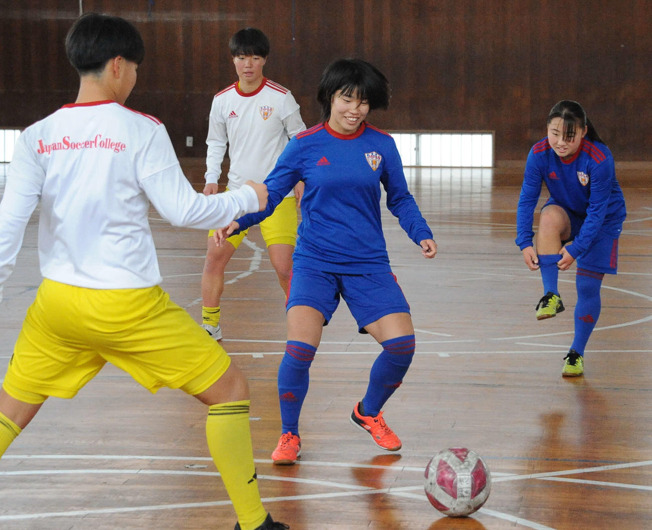 ボールを追う開志学園JSCの柚留木主将（左から3人目）