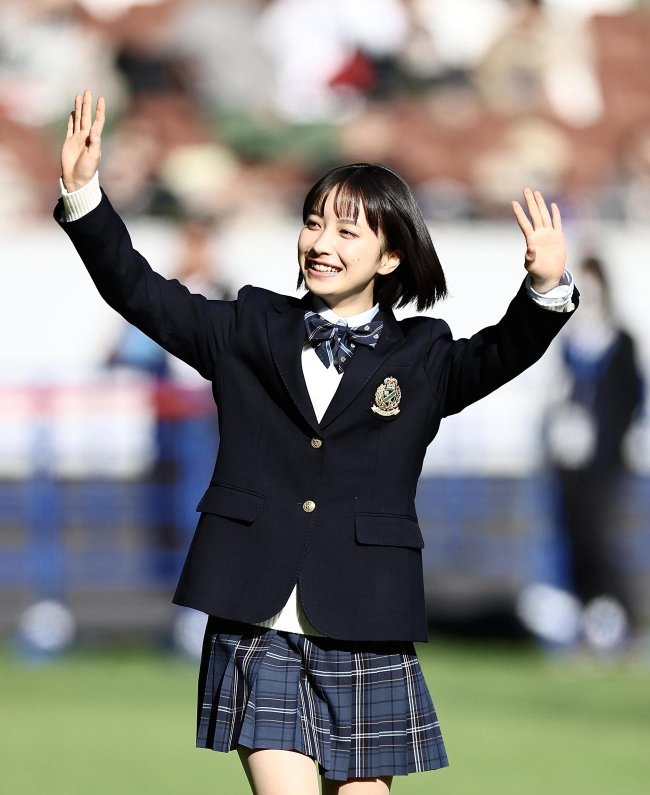 開会式で笑顔で手を振る19代目応援マネージャーの藤崎ゆみあ（撮影・河田真司）※崎は崎の大が立の下の横棒なし