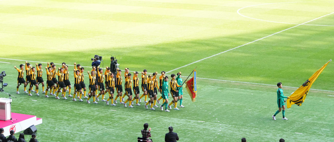 開会式で行進する前橋育英イレブン（撮影・横山健太）