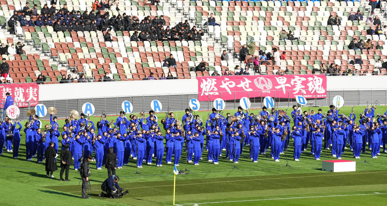 開会式で声援を送る習志野吹奏楽部（撮影・横山健太）